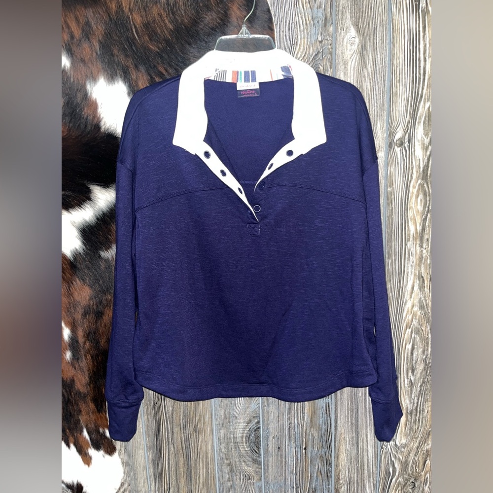 Weekend Routine size large blue and white open front v neck EUC